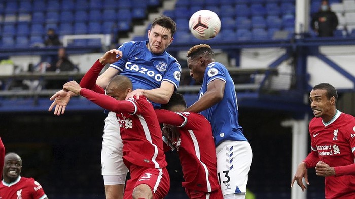 Evertons Michael Keane, third left, scores his sides first goal to make the score 1-1 during the English Premier League soccer match between Everton and Liverpool at Goodison Park stadium, in Liverpool, England, Saturday, Oct. 17, 2020. (Cath Ivill/Pool via AP)