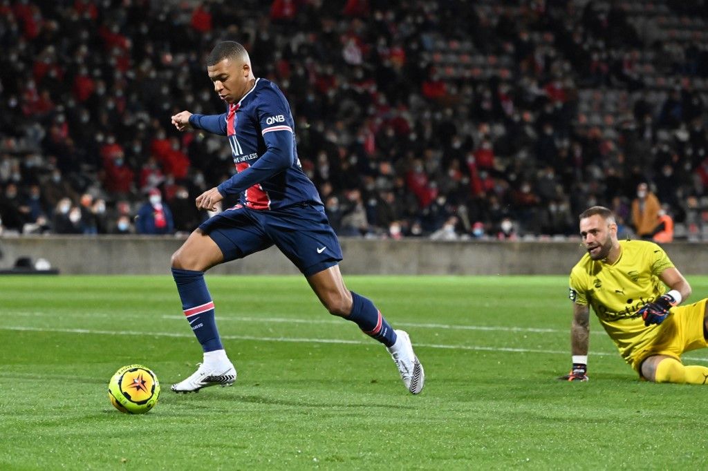 Paris Saint-Germain's French forward Kylian Mbappe (L) scores a goal past Nimes' French goalkeeper Baptiste Reynet during the French L1 football match between Nimes (NO) and Paris Saint Germain (PSG) at the Costieres Stadium in Nimes, southern France, on October 16, 2020. (Photo by Pascal GUYOT / AFP)