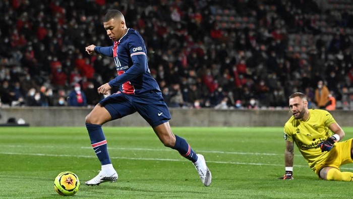 Paris Saint-Germains French forward Kylian Mbappe (L) scores a goal past Nimes French goalkeeper Baptiste Reynet during the French L1 football match between Nimes (NO) and Paris Saint Germain (PSG) at the Costieres Stadium in Nimes, southern France, on October 16, 2020. (Photo by Pascal GUYOT / AFP)