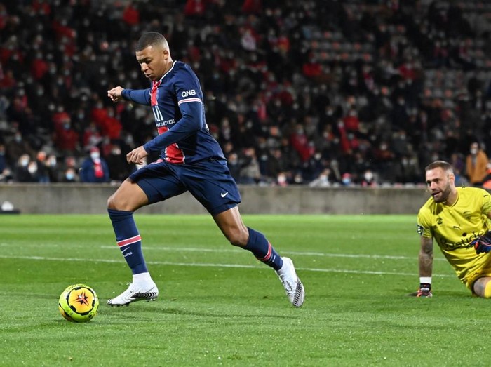 Paris Saint-Germain's French forward Kylian Mbappe (L) scores a goal past Nimes' French goalkeeper Baptiste Reynet during the French L1 football match between Nimes (NO) and Paris Saint Germain (PSG) at the Costieres Stadium in Nimes, southern France, on October 16, 2020. (Photo by Pascal GUYOT / AFP)