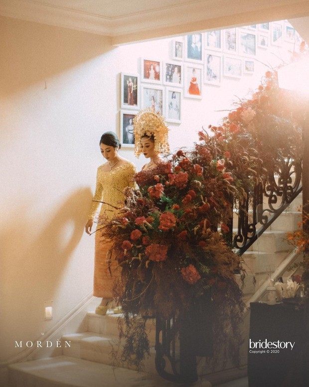 Kemewahan pernikahan Nikita dan Indra juga terlihat dari suvenir yang diberikan kepada tamu undangan. Keduanya memberikan scraft mewah bertabur swarsovski serta sejumlah suvenir lainnya.