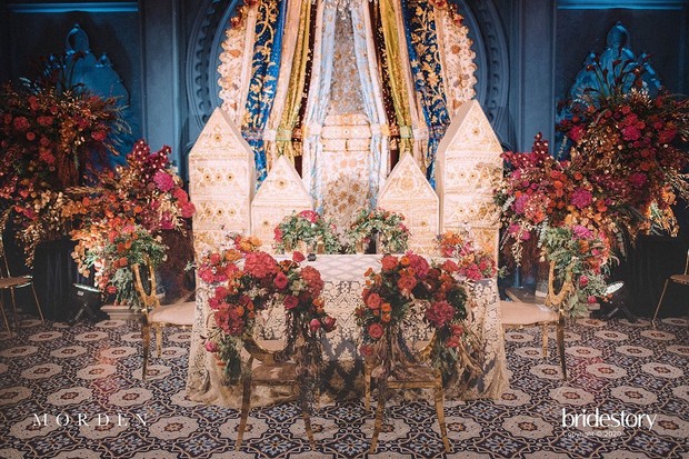 Dekorasi pernikahan Nikita Willy dan Indra Priawan juga dihiasi berbagai macam bunga yang indah dan segar. Selain pelaminan, area hijab kabul juga dihiasi bunga-bunga cantik dan indah seperti di meja dan kursi akad.