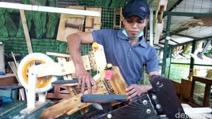 Jam Kerja Dipotong Imbas Corona, Warga Bantul Bikin Push Bike Kayu