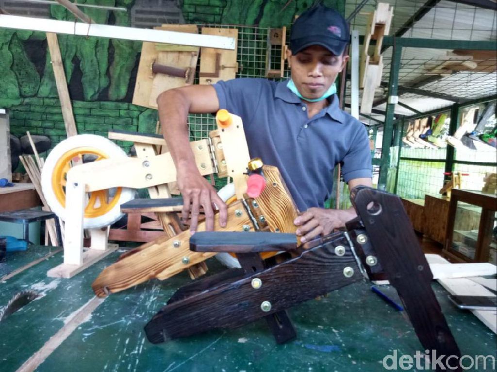 Jam Kerja Dipotong Imbas Corona, Warga Bantul Bikin Push Bike Kayu Jam Kerja Dipotong Imbas Corona, Warga Bantul Bikin Push Bike Kayu