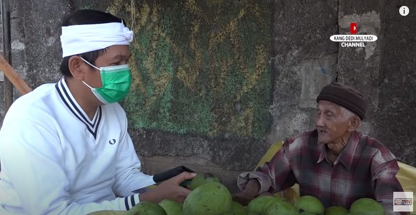 Kakek penjual mangga Kisah Kakek 85 Tahun Semangat Jualan Mangga Demi Obat Istri