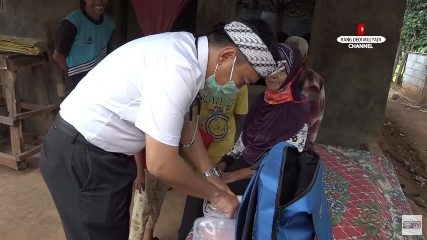 Kakek penjual mangga Kisah Kakek 85 Tahun Semangat Jualan Mangga Demi Obat Istri