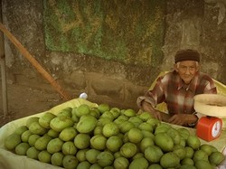 Kisah Kakek 85 Tahun Semangat Jualan Mangga Demi Obat Istri