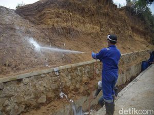 Cegah Longsor, Kabupaten Bandung Semprot Lereng Dengan Cairan Polimer