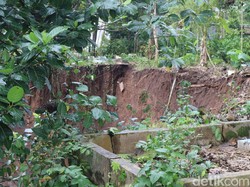 Tasik Masih Darurat Bencana, Puluhan Warga Mengungsi dan Makam Tergerus Longsor