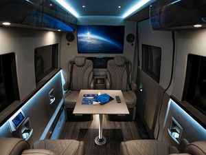 Potret Mobil Bongsor Mercy yang Disulap Jadi Kantor Berjalan