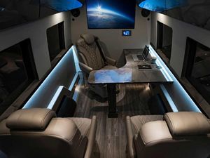 Modifikasi Kabin Mobil Jadi Kantor Mewah, Asyik Juga Ya