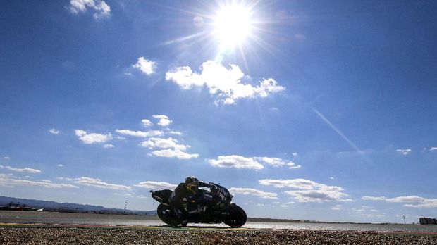 Monster Energy Yamaha' Spanish rider Maverick Vinales rides during the second MotoGP free practice session of the Moto Grand Prix of Aragon at the Motorland circuit in Alcaniz on October 16, 2020. (Photo by JOSE JORDAN / AFP)