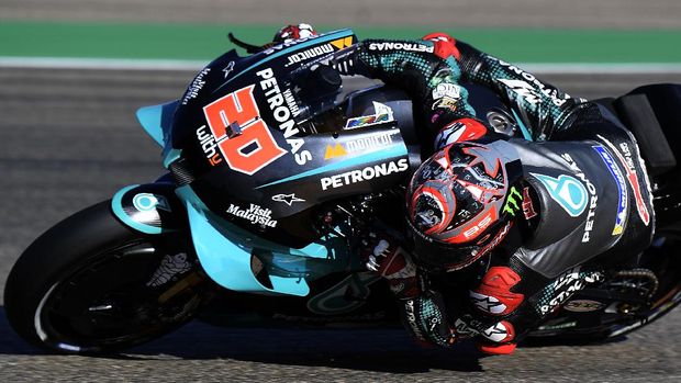 The French Petronas Yamaha SRT rider, Fabio Quartararo, participates in the first MotoGP free practice session of the Aragon Motorcycle Grand Prix at the Motorland circuit in Alcañiz on October 16, 2020 (Photo by JOSE JORDAN / AFP)