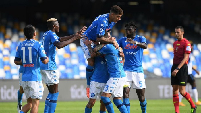NAPLES, ITALY - OCTOBER 17: SSC Napoli players celebrate the 3-0 goal scored by Matteo Politano during the Serie A match between SSC Napoli and Atalanta BC at Stadio San Paolo on October 17, 2020 in Naples, Italy. (Photo by Francesco Pecoraro/Getty Images)