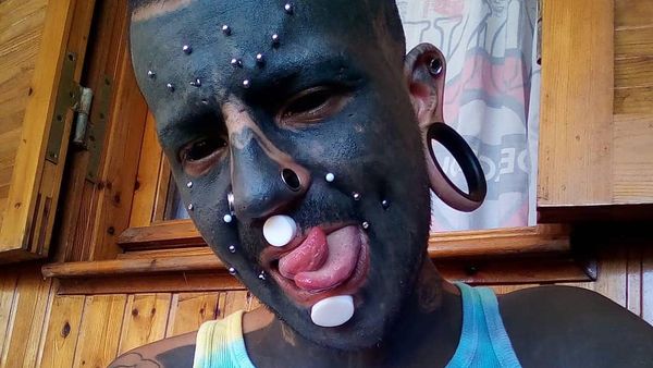 Foto: Pria dengan Penampilan Menyeramkan yang Modifikasi Tubuh Jadi Mutan