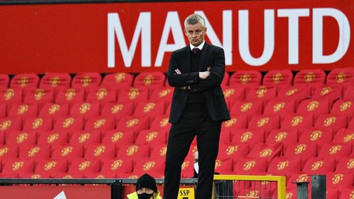 MANCHESTER, ENGLAND - OCTOBER 04: Ole Gunnar Solskjaer, Manager of Manchester United looks on during the Premier League match between Manchester United and Tottenham Hotspur at Old Trafford on October 04, 2020 in Manchester, England. Sporting stadiums around the UK remain under strict restrictions due to the Coronavirus Pandemic as Government social distancing laws prohibit fans inside venues resulting in games being played behind closed doors. (Photo by Oli Scarff - Pool/Getty Images)