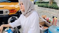 Pose Cantik Olla Ramlan Si Lady Biker, Naik Moge sampai Gerobak Cilok