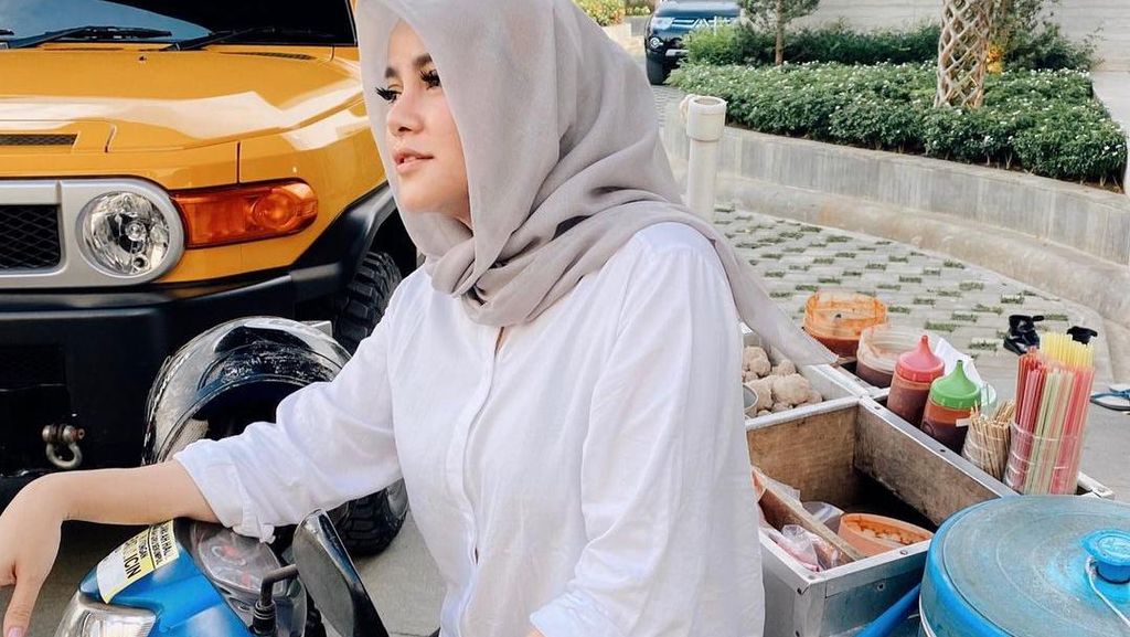 Pose Cantik Olla Ramlan Si Lady Biker, Naik Moge sampai Gerobak Cilok Pose Cantik Olla Ramlan Si Lady Biker, Naik Moge sampai Gerobak Cilok