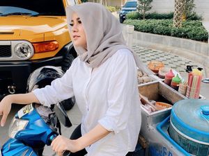 Pose Cantik Olla Ramlan Si Lady Biker, Naik Moge sampai Gerobak Cilok Pose Cantik Olla Ramlan Si Lady Biker, Naik Moge sampai Gerobak Cilok