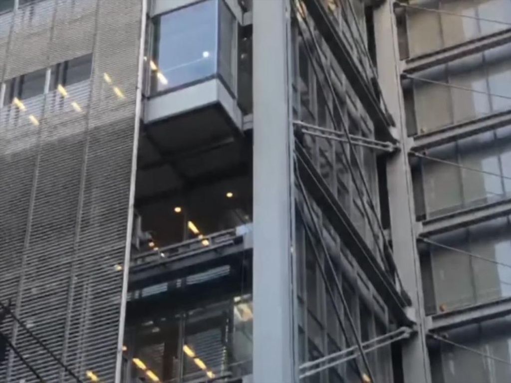 Panjat Gedung di New York, Pria Ini Ditangkap Polisi Panjat Gedung di New York, Pria Ini Ditangkap Polisi
