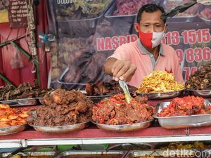 Pedagang Makanan Bertahan di Masa PSBB