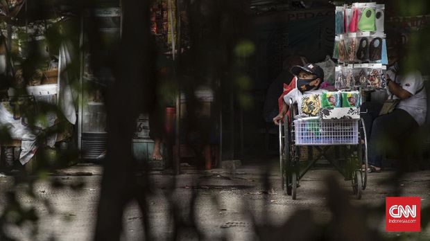 Pedagang Masker Disabilitas Budi (39 tahun), seorang penjual masker keliling di kawasan Pasar Mayestik, Jakarta, Sabtu, 17 Oktober 2020. Gubernur DKI Jakarta Anies Baswedan mengungkapkan tingkat kepatuhan masyarakat ibu kota dalam menggunakan masker selama wabah COVID-19 masih di bawah standar minimum yakni masih sekitar 70 persen. CNN Indonesia/Bisma Septalisma