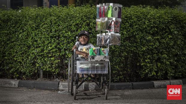 Budi (39 tahun), seorang penjual masker keliling di kawasan Pasar Mayestik, Jakarta, Sabtu, 17 Oktober 2020. Gubernur DKI Jakarta Anies Baswedan mengungkapkan tingkat kepatuhan masyarakat ibu kota dalam menggunakan masker selama wabah COVID-19 masih di bawah standar minimum yakni masih sekitar 70 persen. CNN Indonesia/Bisma Septalisma