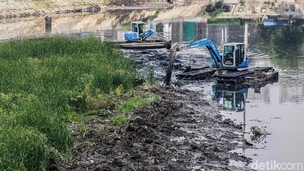 Pengerukan Pulau di Danau Setiabudi Barat