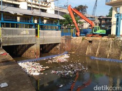 Pintu Air Manggarai Normal Pagi Ini, 3 Ekskavator Angkat Sampah dari Sungai
