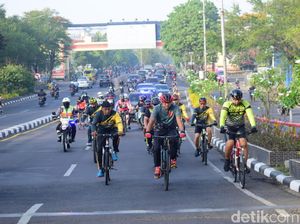 Polisi Sidoarjo Patroli Protokol Kesehatan dengan Cara Gowes
