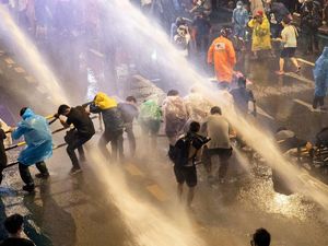 Ribuan Demonstrans Pro-demokrasi Thailand Kembali Turun ke Jalan Ribuan Demonstrans Pro-demokrasi Thailand Kembali Turun ke Jalan