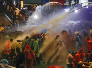 Polisi Thailand Tembakkan Gas Air Mata ke Demonstran di Luar Parlemen