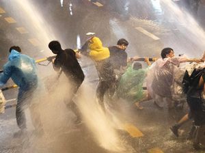 Demo Tuntut Perubahan Konstitusi di Luar Parlemen Thailand Ricuh