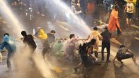 Potret Demonstran Thailand Ditembak Water Canon