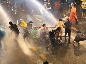 Potret Demonstran Thailand Ditembak Water Canon