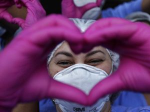 Potret Haru Nakes Antar Pulang Pasien COVID-19 Terakhir RSD Brasil