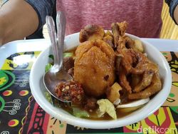 Slurpp! Ada Bakso Campur Rujak Buah yang Segar di Majalengka