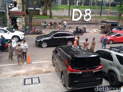 Satpol PP Datangi KFC di Senopati yang Tetap Layani Pembeli Meski Disanksi