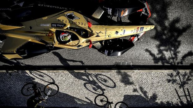 Portuguese Formula-E pilot and world champion Antonio Felix da Costa drives through Belem during a Formula-E Roadshow in Lisbon on October 17, 2020. (Photo by PATRICIA DE MELO MOREIRA / AFP)