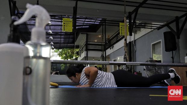 Sejumlah warga bersenam zumba di pusat kebugaran Bodyfit, Kemang, Jakarta, Sabtu, 17 Oktober 2020. Pemerintah Provinsi DKI Jakarta mengizinkan pusat kebugaran di Ibukota beroperasi kembali saat Pembatasan Sosial Berskala Besar (PSBB) transisi sejak Senin (12/10) dengan sejumlah ketentuan, di antaranya maksimal hanya 25 persen dari total kapasitas dan wajib menerapkan SOP protokol kesehatan secara ketat pada area publik yang dipakai bersama-sama. CNN Indonesia/ Adhi Wicaksono