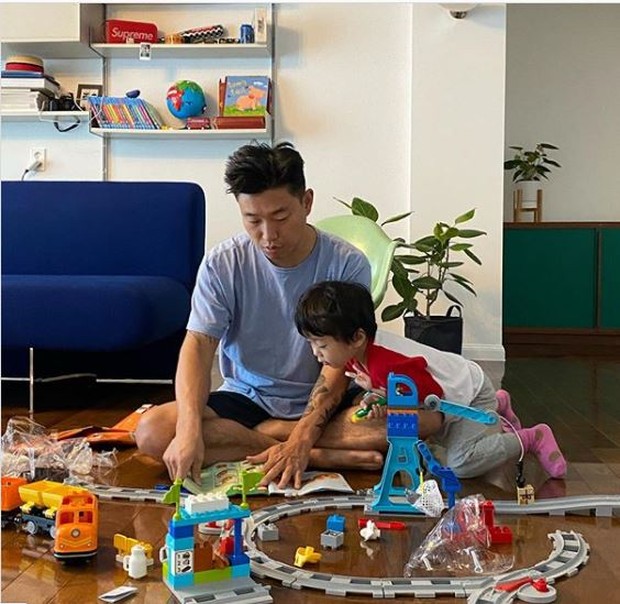Foto kang gary dan anaknya Hao saat di rumah