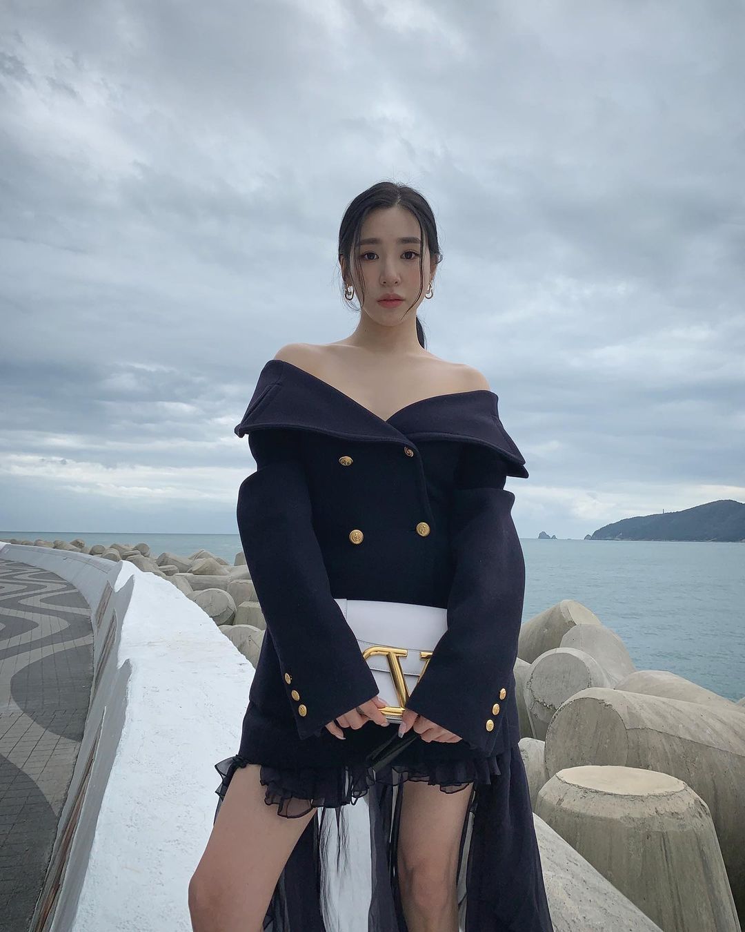 Gaya seksi Tiffany Young di acara Valentino.