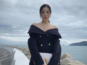 Gaya Seksi Tiffany Young Pamer Pundak Pakai Baju Rp 174 Juta