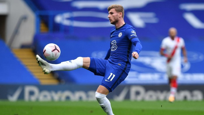 LONDON, ENGLAND - OCTOBER 17: Timo Werner of Chelsea controls the ball during the Premier League match between Chelsea and Southampton at Stamford Bridge on October 17, 2020 in London, England. Sporting stadiums around the UK remain under strict restrictions due to the Coronavirus Pandemic as Government social distancing laws prohibit fans inside venues resulting in games being played behind closed doors. (Photo by Ben Stansall - Pool/Getty Images)
