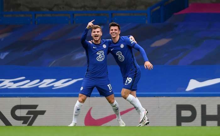 LONDON, ENGLAND - OCTOBER 17: Timo Werner of Chelsea celebrates with teammate Mason Mount after scoring his sides second goal during the Premier League match between Chelsea and Southampton at Stamford Bridge on October 17, 2020 in London, England. Sporting stadiums around the UK remain under strict restrictions due to the Coronavirus Pandemic as Government social distancing laws prohibit fans inside venues resulting in games being played behind closed doors. (Photo by Mike Hewitt/Getty Images)