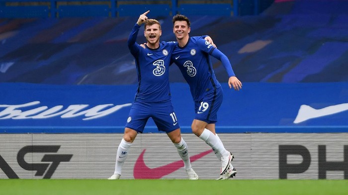 LONDON, ENGLAND - OCTOBER 17: Timo Werner of Chelsea celebrates with teammate Mason Mount after scoring his sides second goal during the Premier League match between Chelsea and Southampton at Stamford Bridge on October 17, 2020 in London, England. Sporting stadiums around the UK remain under strict restrictions due to the Coronavirus Pandemic as Government social distancing laws prohibit fans inside venues resulting in games being played behind closed doors. (Photo by Mike Hewitt/Getty Images)