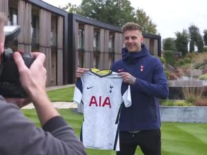 Video Tottenham Resmi Perkenalkan Joe Rodon
