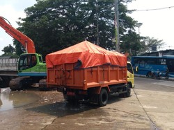 3 Truk Angkut Sampah dari Pintu Air Manggarai Usai Hujan Deras