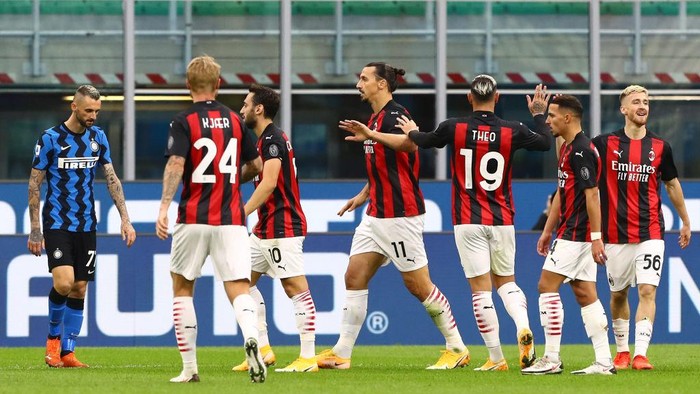 MILAN, ITALY - OCTOBER 17:  Zlatan Ibrahimovic (C) of AC Milan celebrates his second goal with his team-mates during the Serie A match between FC Internazionale and AC Milan at Stadio Giuseppe Meazza on October 17, 2020 in Milan, Italy.  (Photo by Marco Luzzani/Getty Images)