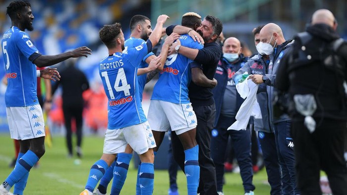NAPLES, ITALY - OCTOBER 17: SSC Napoli players celebrate the 4-0 goal scored by Victor Osimhen with their coach Gennaro Gattuso during the Serie A match between SSC Napoli and Atalanta BC at Stadio San Paolo on October 17, 2020 in Naples, Italy. (Photo by Francesco Pecoraro/Getty Images)